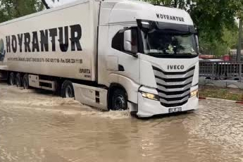 Antalya’da sağanak sonrası yollar göle döndü, araçlar mahsur kaldı