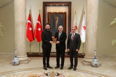 Bursaspor Başkanı Enes Çelik, ödül verdi!