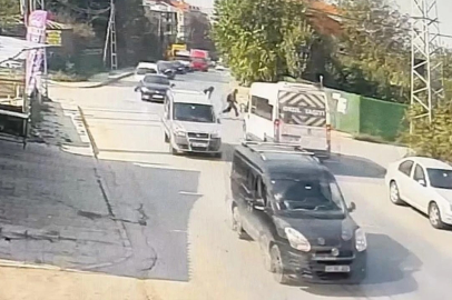 Hızla giden servis minibüsünün çocuğa çarptığı anlar kamerada