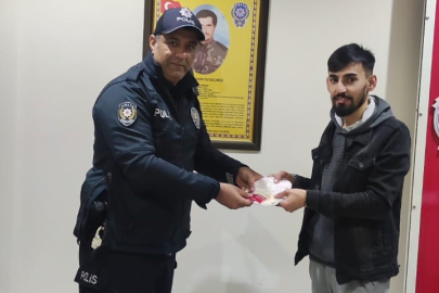 Siirt'te ATM'de bulduğu 6 bin 350 ve kartı sahibine teslim etti