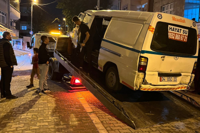İstanbul Küçükçekmece’de otomobil park halindeki 4 araca çarptı: 2 yaralı