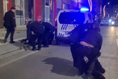 Dükkan basıp polise direnen şahıslar gazetecilere saldırdı