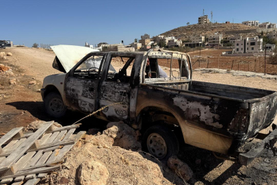 İşgalci İsrailliler Batı Şeria'da Filistinlilerin araçlarını yaktı