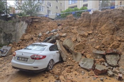 İstanbul'da istinat duvarı araçların üzerine böyle çöktü