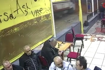 Akılalmaz olay! Otururken silahlı saldırıya uğradı...