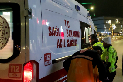 Aksaray'da refüjdeki trafik levhasına çarpan motosikletteki baba ve oğlu yaralandı