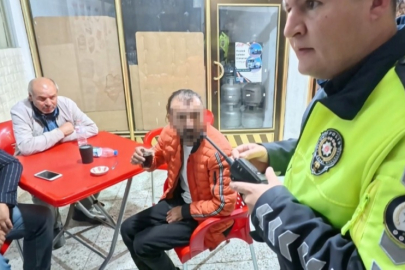 Alkollü halde kaza yaptı, kahveye oturup çay içti