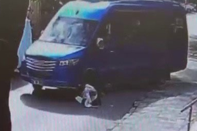 İstanbul Maltepe’de yolun karşısına geçen kadına minibüs çarptı