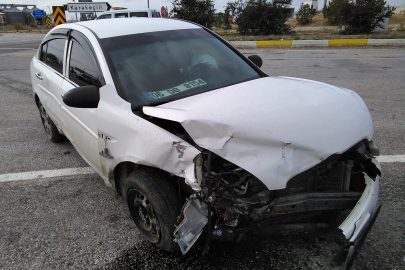 Kırıkkale'de kafa kafaya çarpışan otomobiller hurdaya döndü: 4 yaralı