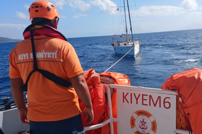 Muğla Bodrum’da makine arızası nedeniyle sürüklenen tekne kurtarıldı