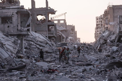 Gazze'de İsrail saldırısında hasar alan yapının çökmesi sonucu 2 kişi öldü