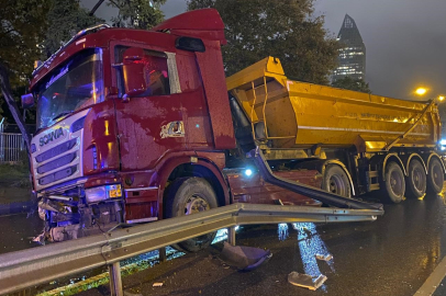 İstanbul Ataşehir’de kayganlaşan yolda kontrolden çıkan hafriyat kamyonu bariyerlere çarptı