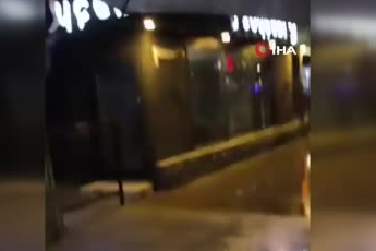 İstanbul Büyükçekmece’de yıldırım şemsiye ile yürüyüş yapan çifti teğet geçti