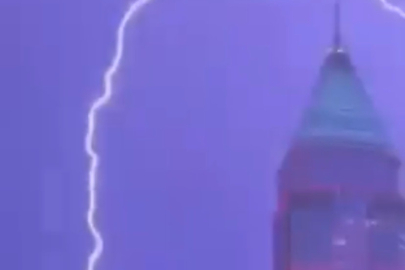 İstanbul Finans Merkezi’nin tepesine yıldırım düştü