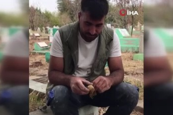 Mezarlıktan çıkanı görünce gözlerine inanamadı! Kefenlenmiş oyuncak...