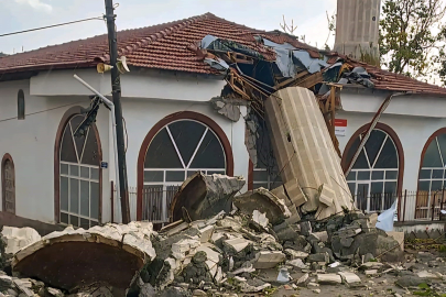 Ankara'da fırtına nedeniyle minare yıkıldı