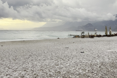 Antalya 15 dakikada kışı yaşadı, Konyaaltı Sahili beyaza büründü