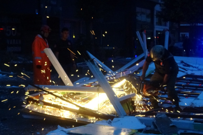 Antalya'da fırtına tonlarca ağırlıktaki çatıyı karayoluna savurdu, muhtemel faciadan dönüldü