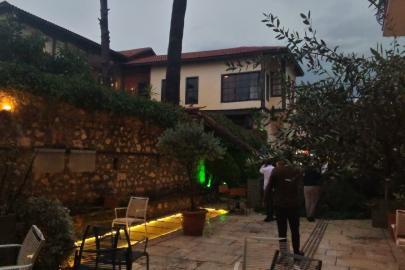 Antalya'da sağanak ve rüzgar aniden bastırdı, devrilen ağacın altında kalan 3 kişi yaralandı