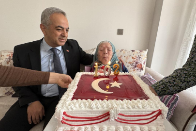 Asırlık çınar Nazife ninenin vatan aşkı