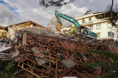 Balıkesir'deki depremde yıkılan binaların enkazı kaldırılıyor