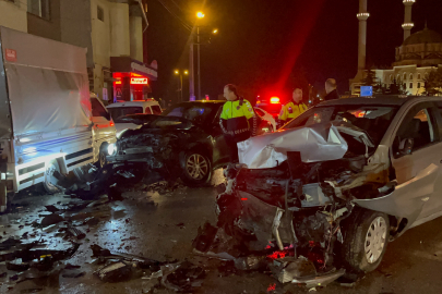 Eskişehir'de üç araca vurup yoluna devam etti, karşı şeritte otomobille kafa kafaya çarpıştı