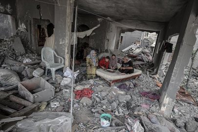 Filistinliler başlarını sokacak yer bulamadıkları için yıkılmaya yüz tutmuş evlere sığınıyor