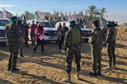 Hamas, İsrail'in ateşkes ihlalleri nedeniyle esir cesedinin teslimini erteledi