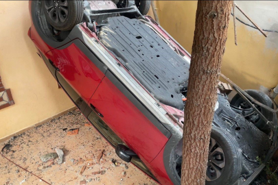 İstanbul'da fren yerine gaza basan sürücü bahçeye uçtu