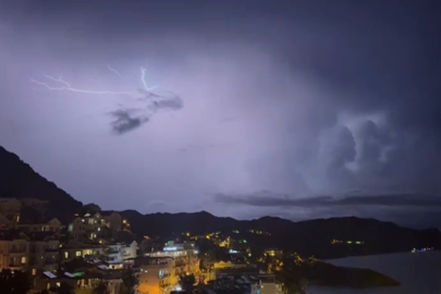 Kaş'ta şimşekler geceyi gündüze çevirdi