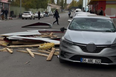 Ağrı'da şiddetli rüzgar çatıları uçurdu