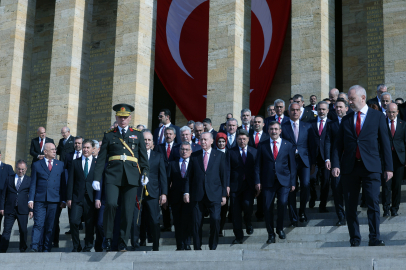 Cumhurbaşkanı Erdoğan başkanlığındaki devlet erkanı Anıtkabir'i ziyaret etti