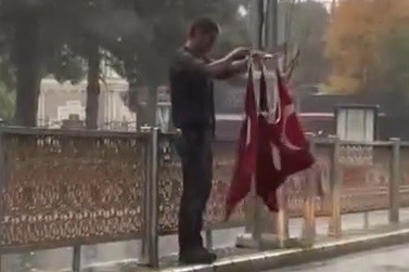 Erzincanlı vatandaşın bayrak hassasiyeti duygulandırdı