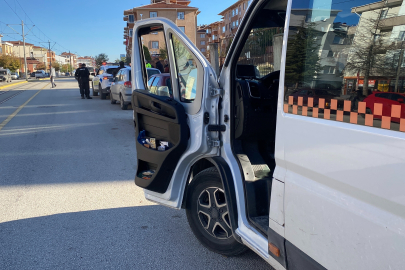 Eskişehir'de açık bırakılan servis kapısına tramvay çarptı: 3 yaralı