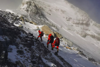 Everest’te kar felaketi: Kurtarma helikopteri düştü, turizm durduruldu!