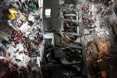 Kocaeli'de enkaz başında 14. saat: Hummalı çalışma sürüyor