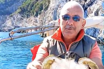 Muğla Marmaris Körfezi’nde çuvala dolanan deniz kaplumbağasını çevreciler kurtardı