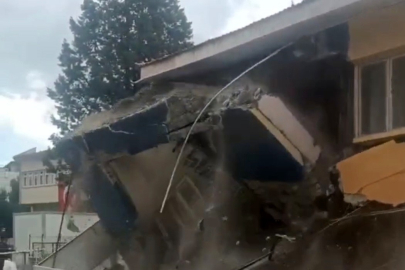 Sındırgı'da depremde hasar gören bina kendiliğinden yıkıldı