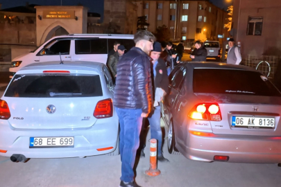 Aksaray'da belediye ve MEDAŞ'ın kazdığı çukurlar kapatılmayınca araçlar mahsur kaldı