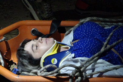 Antalya'da 4 metrelik inşaat çukuruna düşen turist itfaiye tarafından kurtarıldı