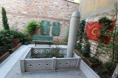 Kadir Mısıroğlu'nun mezarının başında marş çalıp küfretti