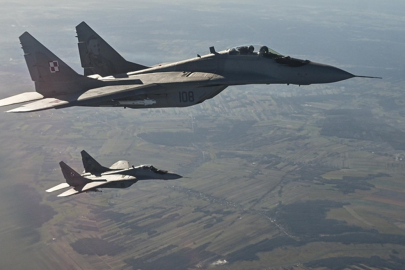 Polonya'da Rus uçağı alarmı!