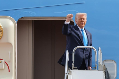 Trump ve Xi hava üssünde görüştü! Karşılıklı iltifatlar havada uçuştu...