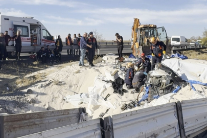 Aksaray'da tır şarampole düştü, sürücü kum altında kalan kabin içerisinde can verdi