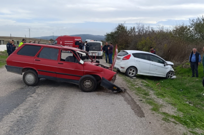 Balıkesir Manyas'ta meydana gelen kazada ağır yaralanan sürücü hayatını kaybetti