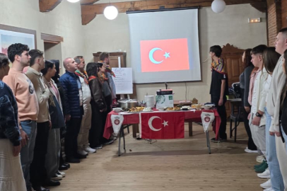 Bursalı gençler Cumhuriyet Bayramı’nı İspanya’da coşkuyla kutladı