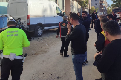 Edirne'de otomobilin çarptığı kamyonet aydınlatma direğini devirdi: 2 yaralı