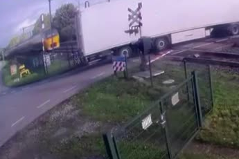 Hollanda'da yolcu treni hemzemin geçitte kalan tırı biçti