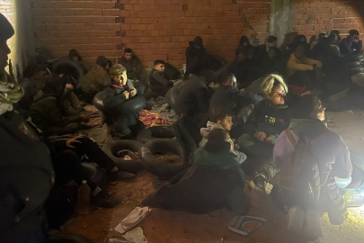 İzmir'de metruk binadan 29 kaçak göçmen çıktı