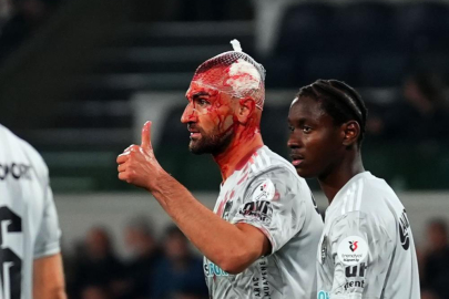 Serdar Dursun ve Jerome Opoku hava topu mücadelesinde çarpıştı